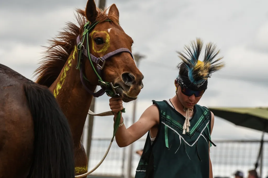 V americkém městě Pawhuska pět dní soutěžilo přes čtyřicet domorodých kmenů. Účastníci závodů v jízdě na neosedlaném koni museli plnit různé disciplíny. Organizátoři označili závod za největší akci v historii indiánských klání