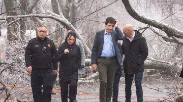 Kanadský premiér Justin Trudeau a starostka Montréalu Valerie Planteová řeší škody po ledové bouři