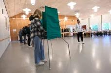 Švédové volili nový parlament. Podle odhadů těsně vede vládní středolevý blok