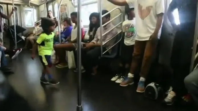Akrobat v newyorském metru