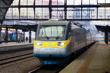 Za přecházení před pendolinem uložil Drážní úřad rodičům pokutu