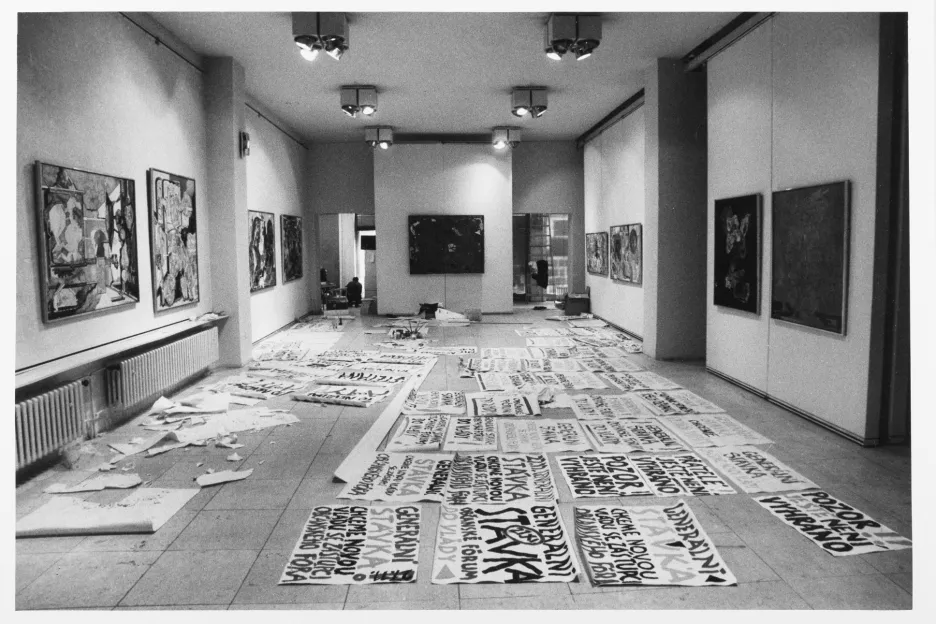 V souboru 1989 se objeví i jedna z fotografií Pavla Jasanského nazvaná jednoduše„ Stávka“