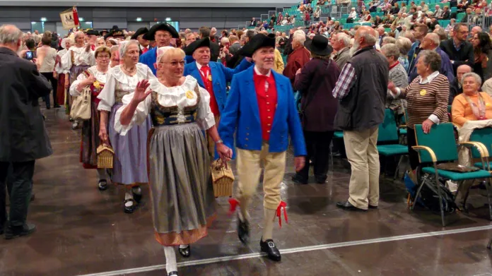 Účastníci 67. sjezdu sudetských Němců v Norimberku přicházejí v krojích své původní domoviny