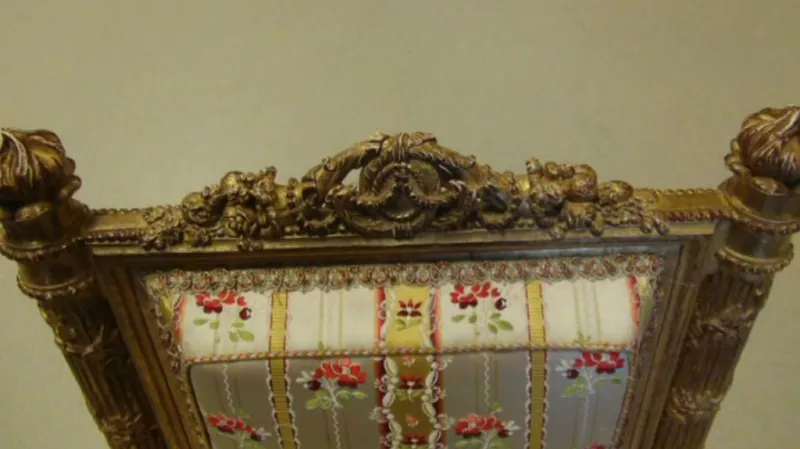 Lesk Versailles získal nepříjemnou patinu