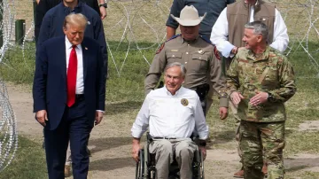 Donalda Trumpa k hranici doprovodil republikánský guvernér Texasu Greg Abbott