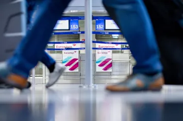 Trojice německých letišť zruší ve čtvrtek stovky spojů. Týká se to i letů do Prahy