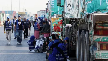 Kolona s humanitární pomocí na hraničním přechodu Rafah