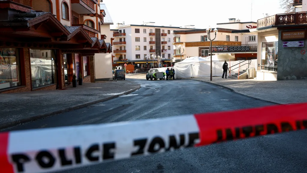 Okolí místa výbuchu ve švýcarském letovisku Crans-Montana