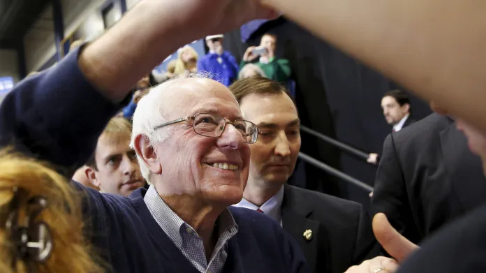Bernie Sanders na předvolebním shromáždění v Portsmouthu v New Hampshire