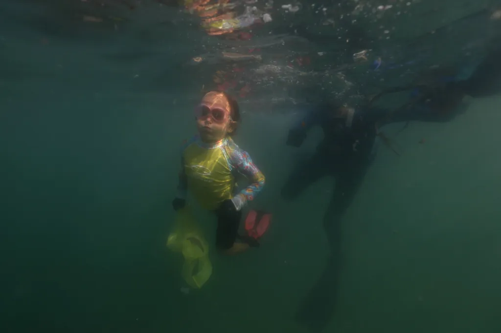 Malá ekoložka Nina Gomesová se potápí se svým otcem v zálivu Guanabara v Riu de Janeiro
