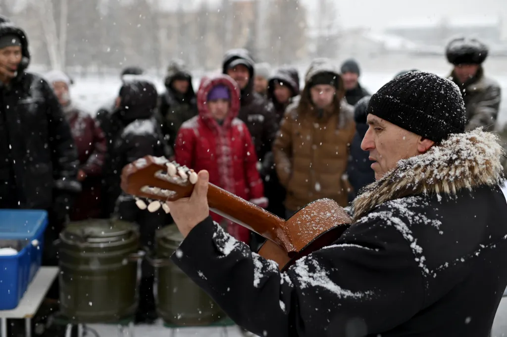 Během charitativní akce organizace Caritas se hrálo na kytaru mrazu navzdory