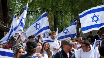 Pochod živých v Osvětimi při připomenutí památky obětí holocaustu