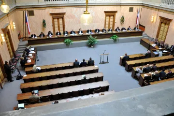 Güttler a Holländer - služebně nejstarší soudci opouští Ústavní soud