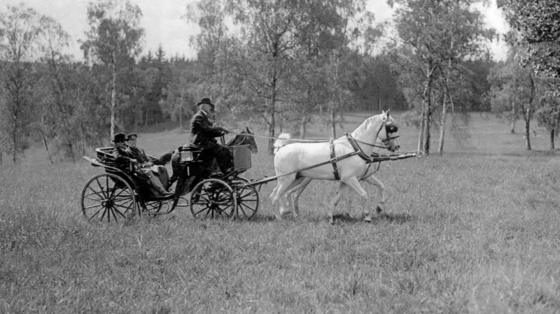 Král SHS Alexandr I. Karadjordjevič s prezidentem Tomášem Garriguem Masarykem na projížďce v Lánech v roce 1922