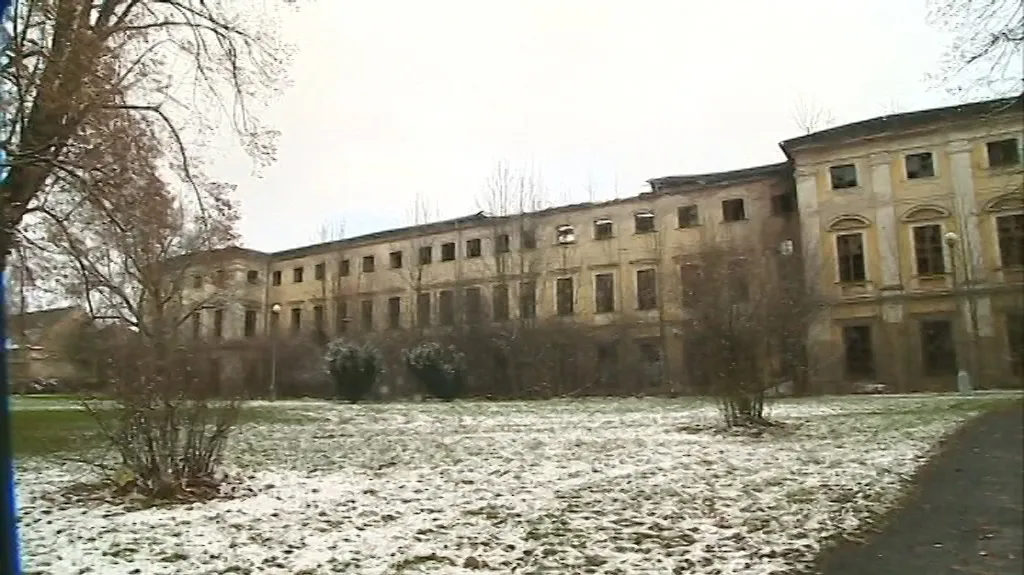 Chátrající zámek v Dlouhé Loučce na Olomoucku