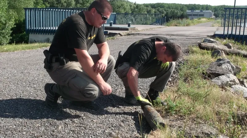 Dělníci našli při bagrování na Nových Mlýnech dělostřelecký granát