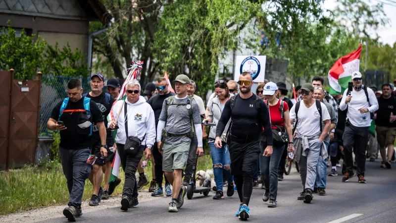 Péter Maygar během pochodu z Budapešti do rumunského města Oradea, kde žije početná maďarská menšina