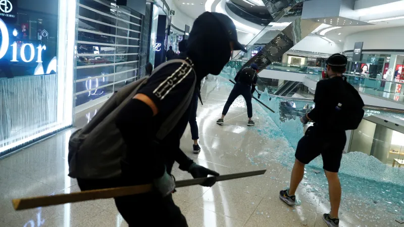 Demonstranti v obchodním centru