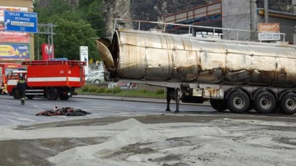 Nehoda cisterny s kafilerním tukem v Ústí nad Labem