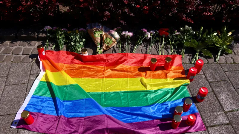 Lidé nosí květiny a svíčky za oběti útoku v Solingenu