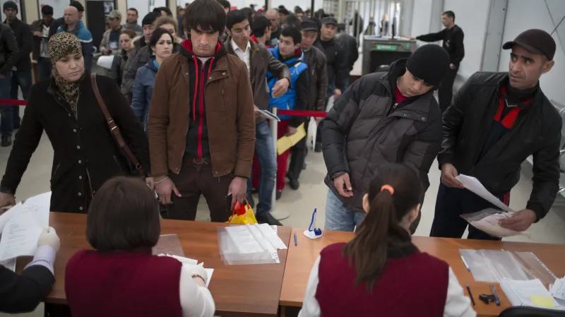 Zahraniční dělníci při vyřizování pracovního povolení v Rusku