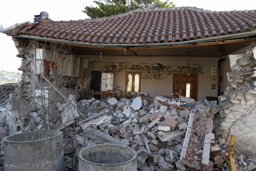 Střední Řecko zasáhlo zemětřesení. Fotografie ukazují následky otřesů ve vesnici Damasi u města Larisa