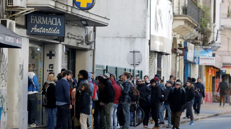 Fronta před lékárnou pro legální prodej marihuany v Montevideu 19. července 2017