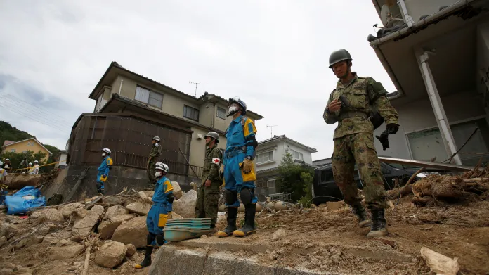 Hledání obětí záplav v Japonsku