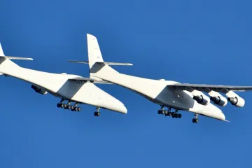 Největší letadlo světa poprvé vzlétlo. Mají z něj startovat rakety do vesmíru