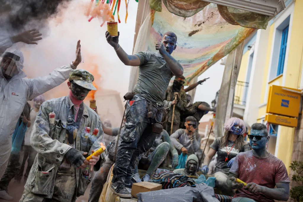 V ulicích řeckého městečka začala bitva. Lidé po sobě hází barevnou moukou