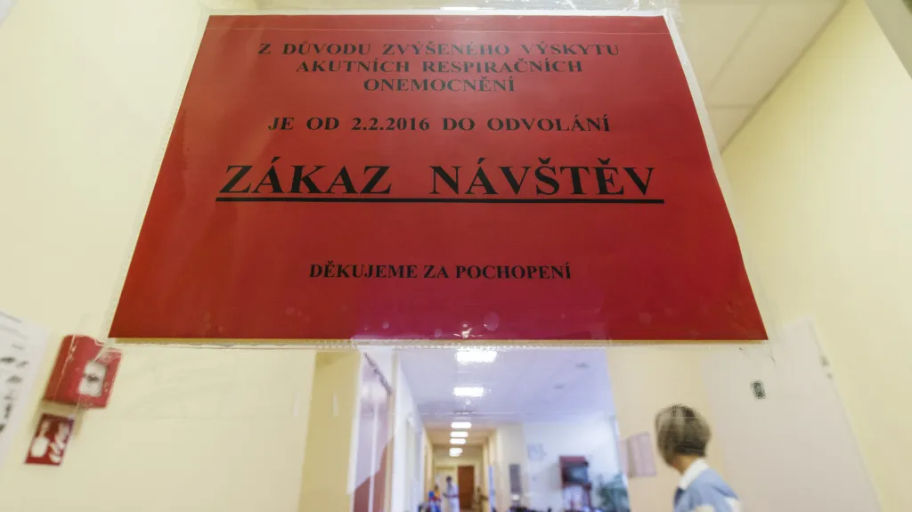 Kvůli epidemii vyhlašují nemocnice zákaz návštěv