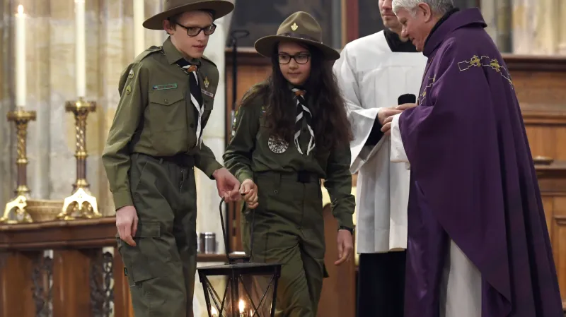 Biskup Václav Malý převzal od skautů betlémské světlo