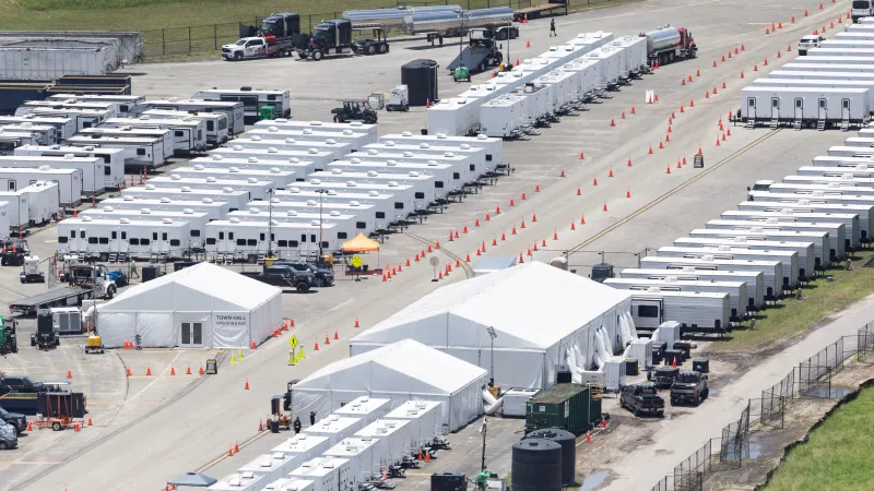 Dočasné detenční centrum „Aligátoří Alcatraz“ bylo zprovozněno v červenci 2025. Ochopee, Florida