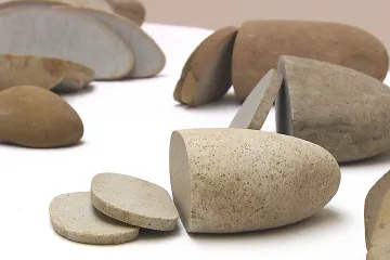 Ukrajinská umělkyně Žanna Kadyrova přivezla kamenný chleba pro okupanty a květiny pro uprchlíky