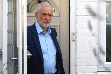 Corbyn převzal osobní odpovědnost za volební debakl. Viní ale i média a konzervativce