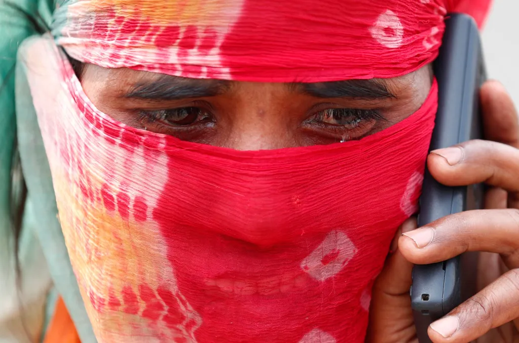 Muž volá v zoufalství své ženě, že byl zastaven na kontrolním stanovišti, kde mu policie znemožnila dokončit cestu