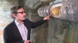 Milan Trnka ukazuje zanesené trubky - vrstvu starou asi 20 let