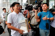 „Lamová musí odejít.“ Lídr studentských protestů Wong je venku z vězení a chce znovu mobilizovat dav