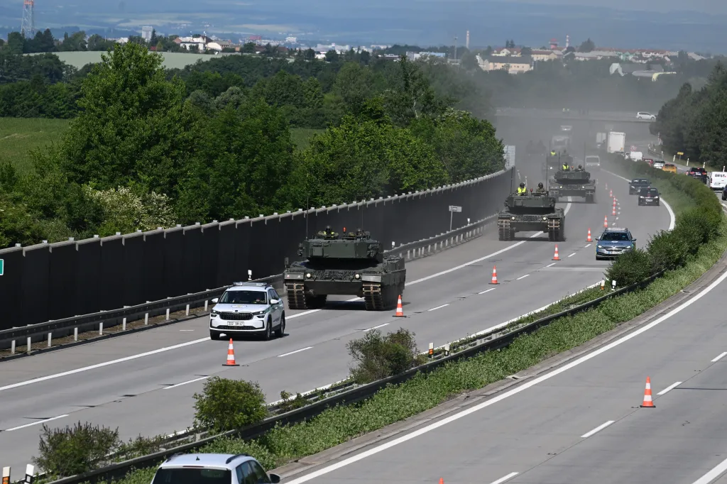 První armádní výcvik přesunu devíti tanků Leopard 2A4 a jednoho vyprošťovacího vozidla po dálnici D35 z posádky v Přáslavicích ve směru k exitu Velký Újezd, 16. června 2026