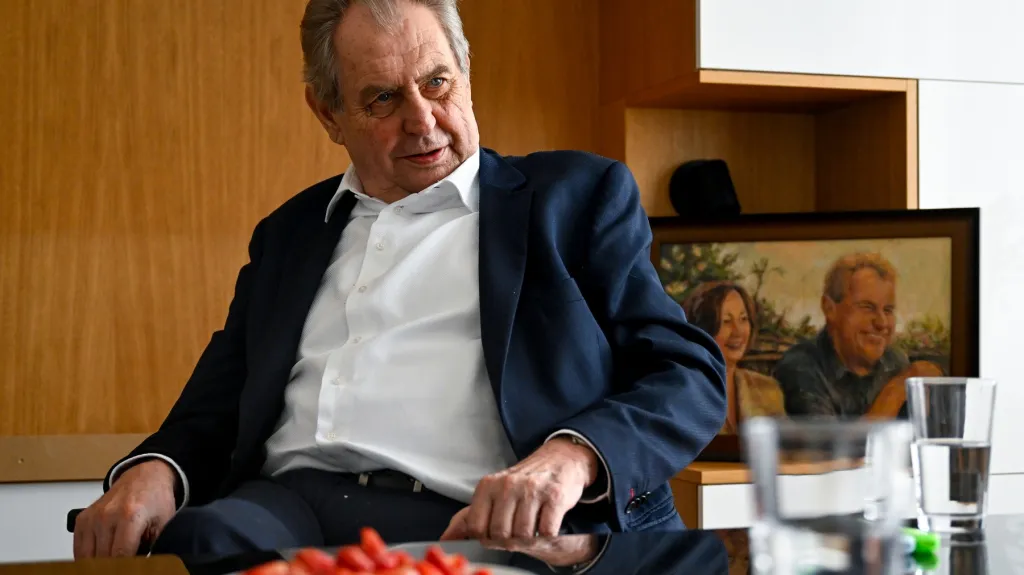 Miloš Zeman ve své kanceláři