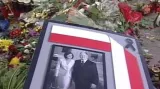 Poláci se přicházejí poklonit prezidentkému páru
