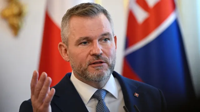 Slováci budou v referendu rozhodovat o doživotní rentě pro Fica a o prokuratuře