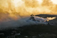 Na řeckém ostrově Samos vyhnal lesní požár z hotelů tisíc lidí, některé uvěznil kouř na pláži