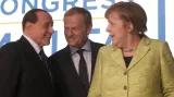 Berlusconi s Donaldem Tuskem a Angelou Merkelovou na maltském summitu EPP (30. března 2017)