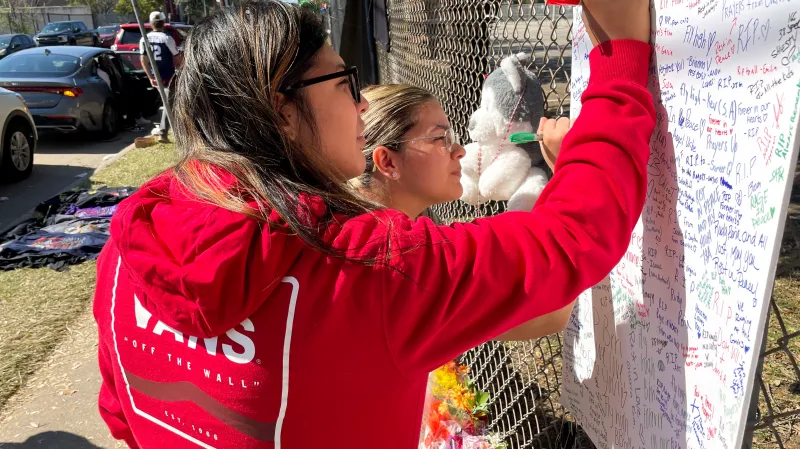 Vzpomínková akce na zesnulé během koncertu v Houstonu