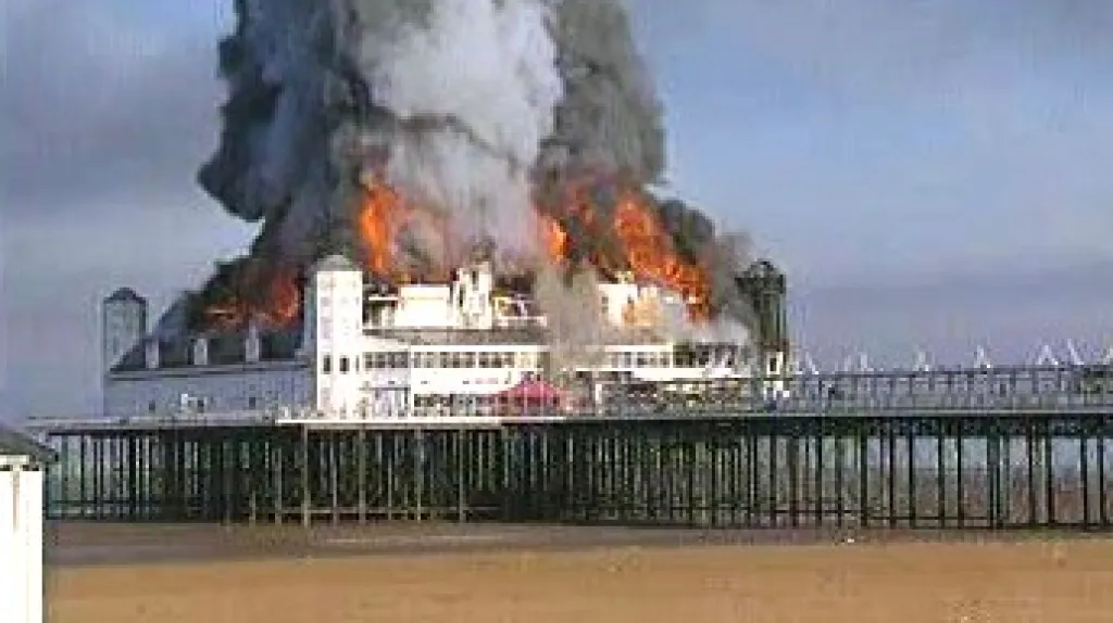 Požár mola v letovisku Weston-Super-Mare