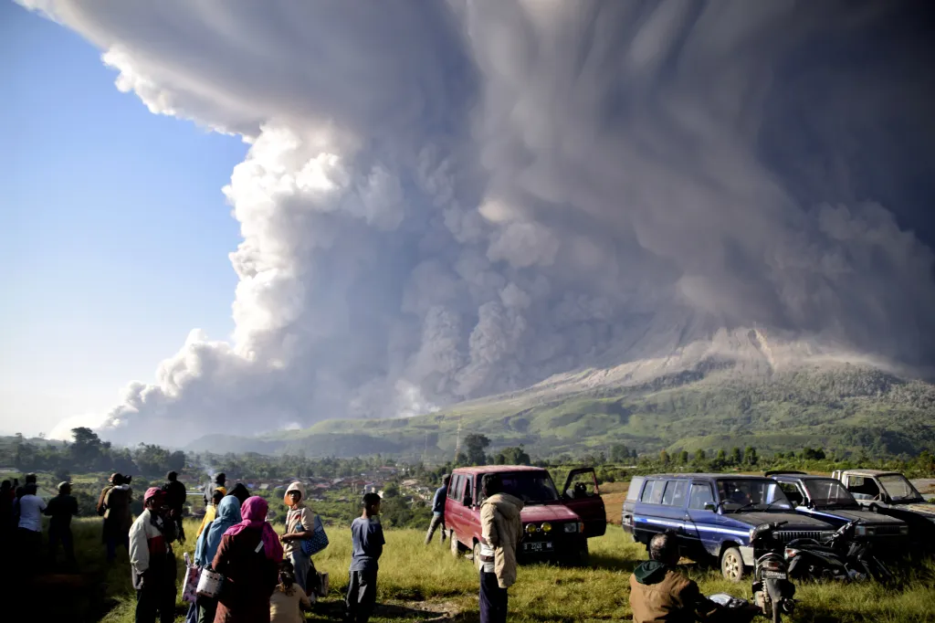 Indonéská sopka Mount Sinabung chrlí horký popel do výšky pěti kilometrů