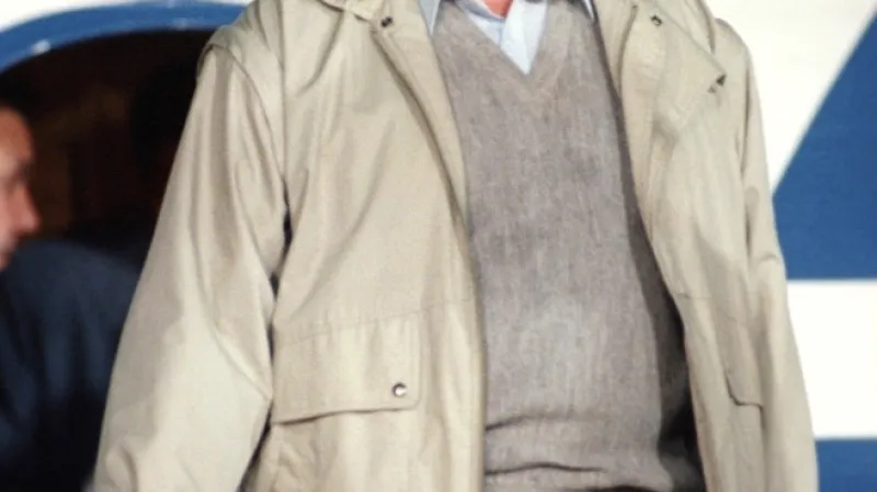 Sovětský prezident Michail Gorbačov vystupuje z letadla po návratu z Krymu (22. 8. 1991)