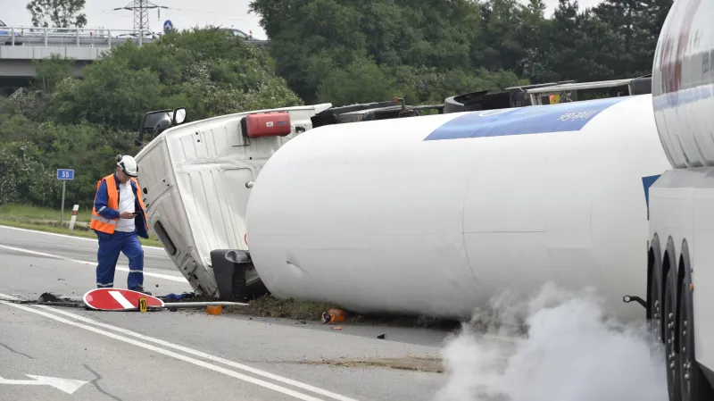 Na sjezdu z dálnice v Břeclavi havarovala cisterna