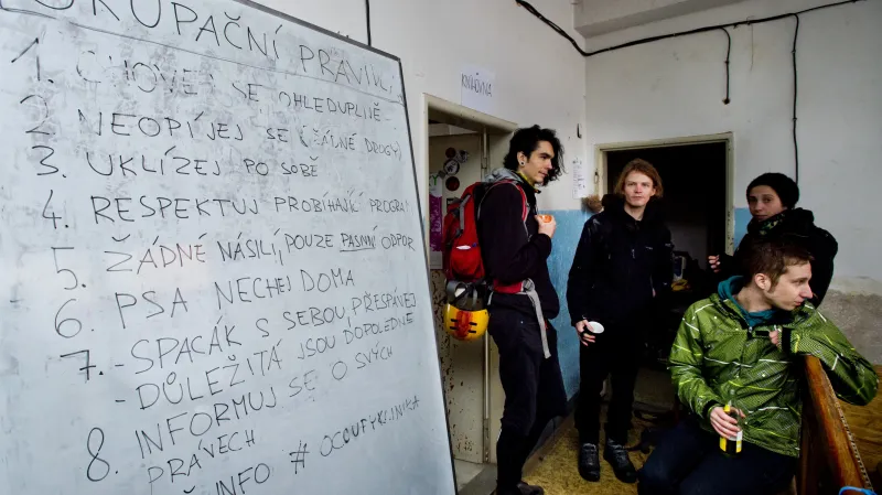 „Okupace“ Kliniky - aktivisté ji opustit nehodlají